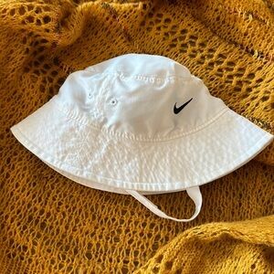 🧢 - Nike Infants  ' UPF 40+ Bucket Hat price firm!